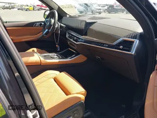 2025 BMW X5 xDrive40i z VIN 5UX23EU04S9X08790, wystawiony jako IAAI lot #42261810 z przebiegiem 7 051 mil mil oraz . Historia ofert i sprzedaży dostępna na DreamBid. Obrazek 5.