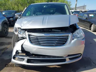 2011 Chrysler Town & Country Touring L z VIN 2A4RR8DG8BR712567, wystawiony jako IAAI lot #42078288 z przebiegiem 144 409 mil mil oraz . Historia ofert i sprzedaży dostępna na DreamBid. Obrazek 6.