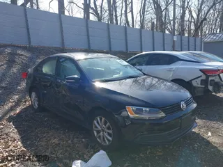 2011 Volkswagen Jetta Sedan SE w/Convenience & Sunroof PZEV with VIN 3VWDZ7AJ6BM040569, listed as a IAAI auction lot 41872654 with 176,846 mi miles. Bid and sale history available at carsss.com. Image 1.
