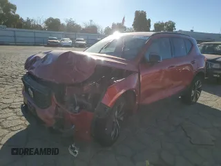2023 Volvo XC40 Plus Dark Theme с VIN YV4L12UW0P2947359, выставлен на аукционе Copart как лот 41710135 с пробегом 13 281 миль миль и Списание • Salvage title. История ставок и продаж доступна на DreamBid. Изображение 1.