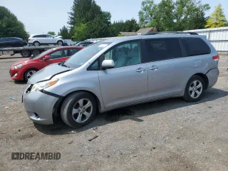 2011 Toyota Sienna LE AAS z VIN 5TDKK3DC0BS172912, wystawiony jako Copart lot #59178015 z przebiegiem 137 140 mil mil oraz Szkoda całkowita • Salvage title. Historia ofert i sprzedaży dostępna na DreamBid. Obrazek 1.