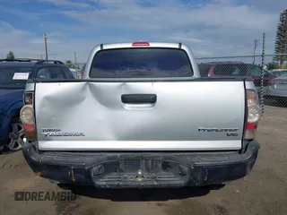 2010 Toyota Tacoma PreRunner z VIN 5TEJU4GN0AZ730557, wystawiony jako IAAI lot #41642019 z przebiegiem 196 355 mil mil oraz . Historia ofert i sprzedaży dostępna na DreamBid. Obrazek 16.