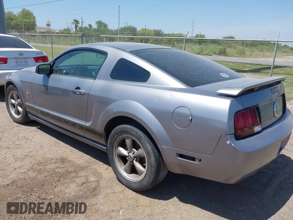 2006 Ford Mustang Standard with VIN 1ZVFT80N065224065, listed as a IAAI auction lot 42058487 with 211,640 mi miles. Bid and sale history available at carsss.com. Image 3.