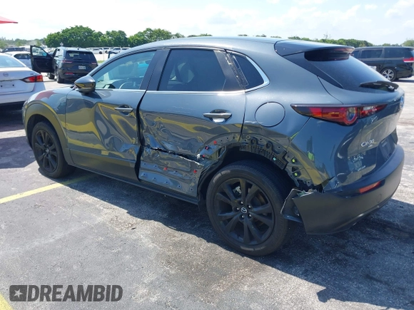 2024 Mazda CX-30 S Carbon Edition z VIN 3MVDMBCM0RM661018, wystawiony jako IAAI lot #42326256 z przebiegiem 22 169 mil mil oraz . Historia ofert i sprzedaży dostępna na DreamBid. Obrazek 3.