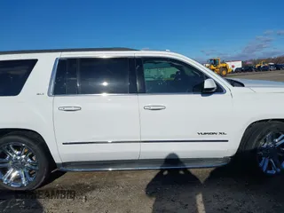 2017 GMC Yukon XL SLT z VIN 1GKS2GKC0HR207440, wystawiony jako IAAI lot #41715100 z przebiegiem 139 529 mil mil oraz . Historia ofert i sprzedaży dostępna na DreamBid. Obrazek 14.