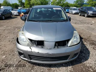 2007 Nissan Versa SL z VIN 3N1BC11E77L451507, wystawiony jako Copart lot #59663715 z przebiegiem 132 363 mil mil oraz Szkoda całkowita • Salvage title. Historia ofert i sprzedaży dostępna na DreamBid. Obrazek 5.