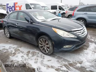2013 Hyundai Sonata SE z VIN 5NPEC4AC4DH673945, wystawiony jako IAAI lot #41522632 z przebiegiem 109 883 mil mil oraz . Historia ofert i sprzedaży dostępna na DreamBid. Obrazek 1.