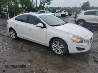 2013 Volvo S60 T5 Premier z VIN YV1612FS0D1226898, wystawiony jako Copart lot #56700705 z przebiegiem 160 000 mil mil oraz Czysty tytuł • Clean title. Historia ofert i sprzedaży dostępna na DreamBid. Obrazek 4.