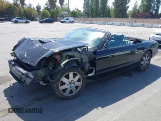 2002 Ford Thunderbird Hardtop Premium z VIN 1FAHP60A82Y103848, wystawiony jako IAAI lot #42467093 z przebiegiem Nie podano mil oraz . Historia ofert i sprzedaży dostępna na DreamBid. Obrazek 2.