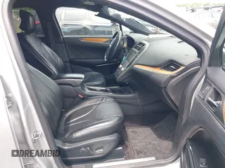 2017 Lincoln MKC Reserve z VIN 5LMCJ3D97HUL53966, wystawiony jako IAAI lot #42248077 z przebiegiem 55 245 mil mil oraz . Historia ofert i sprzedaży dostępna na DreamBid. Obrazek 5.