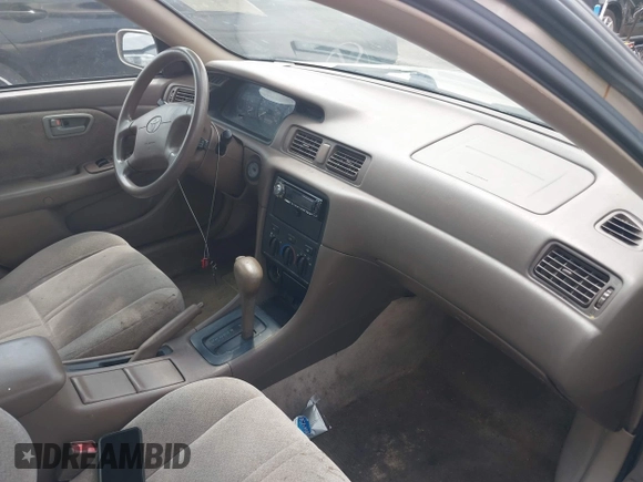 2000 Toyota Camry LE z VIN 4T1BF22K5YU938013, wystawiony jako IAAI lot #42477316 z przebiegiem 239 736 mil mil oraz . Historia ofert i sprzedaży dostępna na DreamBid. Obrazek 5.