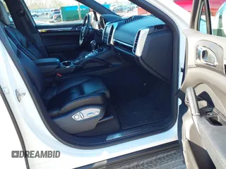 2016 Porsche Cayenne z VIN WP1AA2A2XGKA09945, wystawiony jako IAAI lot #41645654 z przebiegiem 79 327 mil mil oraz . Historia ofert i sprzedaży dostępna na DreamBid. Obrazek 5.