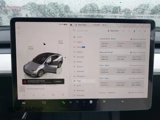 2024 Tesla Model Y Long Range z VIN 7SAYGDEE5RA260614, wystawiony jako IAAI lot #42191551 z przebiegiem 16 375 mil mil oraz . Historia ofert i sprzedaży dostępna na DreamBid. Obrazek 18.