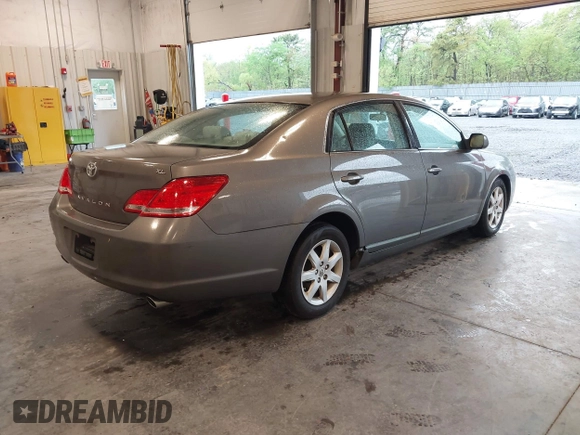 2007 Toyota Avalon XL z VIN 4T1BK36B17U193545, wystawiony jako IAAI lot #42202391 z przebiegiem 98 388 mil mil oraz . Historia ofert i sprzedaży dostępna na DreamBid. Obrazek 4.