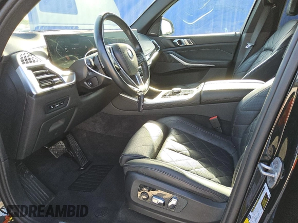 2024 BMW X5 xDrive40i z VIN 5UX23EU06R9T35813, wystawiony jako Copart lot #57442245 z przebiegiem 41 072 mil mil oraz Tytuł czysty. Historia ofert i sprzedaży dostępna na DreamBid. Obrazek 7.