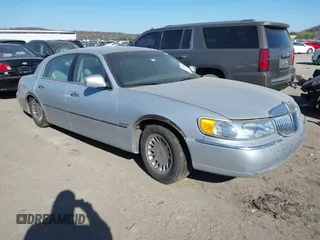 2002 Lincoln Town Car Cartier z VIN 1LNHM83W12Y654351, wystawiony jako IAAI lot #41834042 z przebiegiem 67 313 mil mil oraz . Historia ofert i sprzedaży dostępna na DreamBid. Obrazek 1.