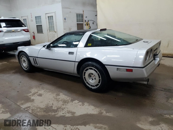 1986 Chevrolet Corvette z VIN 1G1YY0783G5107122, wystawiony jako Copart lot #54137435 z przebiegiem 154 656 mil mil oraz Czysty tytuł • Clean title. Historia ofert i sprzedaży dostępna na DreamBid. Obrazek 2.