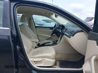2014 Volkswagen Passat S z VIN 1VWAT7A30EC053992, wystawiony jako IAAI lot #42276297 z przebiegiem 161 958 mil mil oraz . Historia ofert i sprzedaży dostępna na DreamBid. Obrazek 5.
