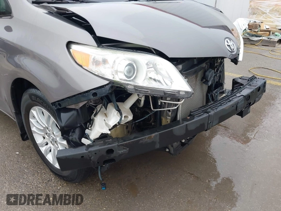 2017 Toyota Sienna XLE Auto Access Seat with VIN 5TDYZ3DC8HS776058, listed as a IAAI auction lot 41945909 with 138,899 mi miles. Bid and sale history available at carsss.com. Image 19.