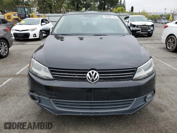 2014 Volkswagen Jetta SEL z VIN 3VWL17AJ8EM440253, wystawiony jako Copart lot #55537115 z przebiegiem 143 980 mil mil oraz Czysty tytuł • Clean title. Historia ofert i sprzedaży dostępna na DreamBid. Obrazek 5.