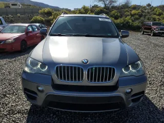 2013 BMW X5 xDrive35i z VIN 5UXZV4C59D0E01402, wystawiony jako Copart lot #55064725 z przebiegiem 108 373 mil mil oraz Szkody całkowita. Historia ofert i sprzedaży dostępna na DreamBid. Obrazek 5.
