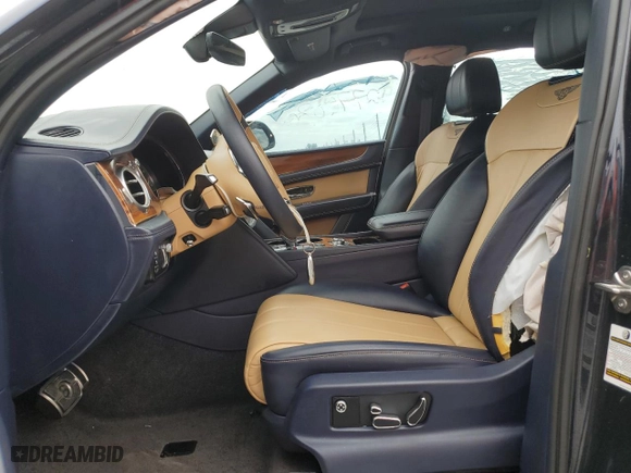 2019 Bentley Bentayga V8 with VIN SJAAM2ZV6KC025300, listed as a Copart auction lot 81313854 with 2982 miles and Salvage Title. Bid and sale history available at carsss.com. Image 7.