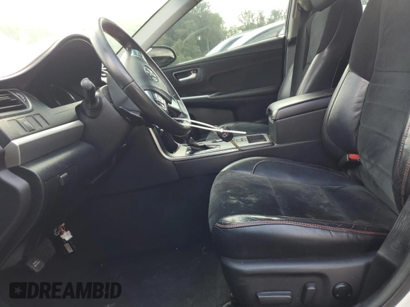 2017 Toyota Camry XLE z VIN 4T1BF1FK0HU388515, wystawiony jako Copart lot #59180025 z przebiegiem 107 443 mil mil oraz Czysty tytuł • Clean title. Historia ofert i sprzedaży dostępna na DreamBid. Obrazek 7.