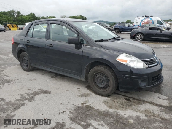 2009 Nissan Versa 1.6 z VIN 3N1CC11EX9L465053, wystawiony jako Copart lot #58202265 z przebiegiem 212 058 mil mil oraz Szkoda całkowita • Salvage title. Historia ofert i sprzedaży dostępna na DreamBid. Obrazek 4.