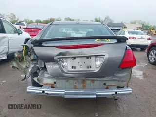 2006 Honda Accord EX-L z VIN 1HGCM56876A102556, wystawiony jako IAAI lot #42155187 z przebiegiem 241 901 mil mil oraz . Historia ofert i sprzedaży dostępna na DreamBid. Obrazek 17.