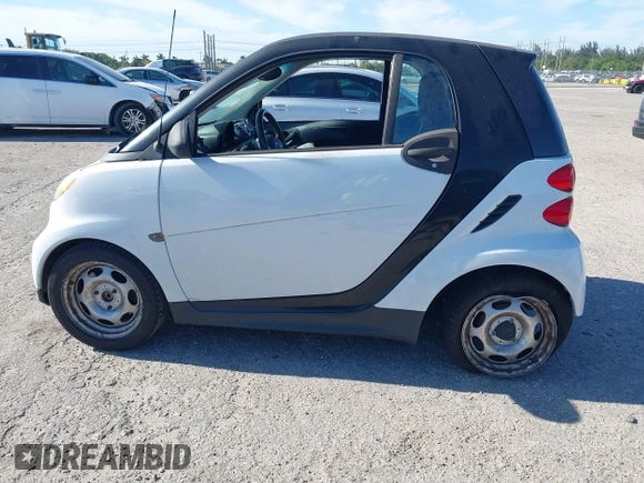 2013 Smart fortwo Pure z VIN WMEEJ3BA5DK619182, wystawiony jako IAAI lot #41857040 z przebiegiem 84 840 mil mil oraz . Historia ofert i sprzedaży dostępna na DreamBid. Obrazek 15.