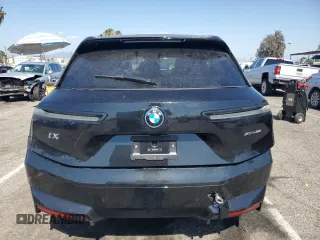 2025 BMW iX xDrive50 z VIN WB523CF02SCS06555, wystawiony jako Copart lot #55291115 z przebiegiem Nie podano mil oraz Szkoda całkowita • Salvage title. Historia ofert i sprzedaży dostępna na DreamBid. Obrazek 6.