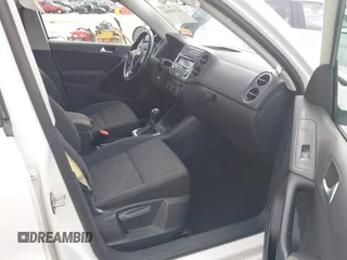 2013 Volkswagen Tiguan S z VIN WVGAV3AX6DW610678, wystawiony jako IAAI lot #41544865 z przebiegiem 102 948 mil mil oraz . Historia ofert i sprzedaży dostępna na DreamBid. Obrazek 5.