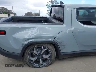 2023 Rivian R1T Adventure z VIN 7FCTGBAA9PN027894, wystawiony jako IAAI lot #42061339 z przebiegiem 5047 mil mil oraz . Historia ofert i sprzedaży dostępna na DreamBid. Obrazek 21.