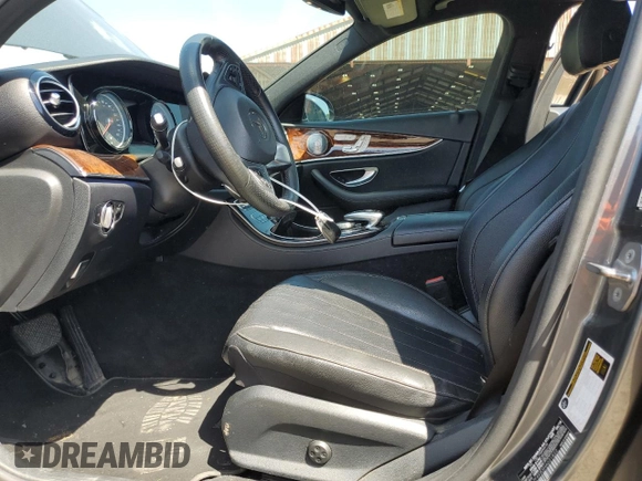 2017 Mercedes-Benz E 300 Luxury z VIN WDDZF4KB3HA021822, wystawiony jako Copart lot #51978435 z przebiegiem Nie podano mil oraz Szkoda całkowita • Salvage title. Historia ofert i sprzedaży dostępna na DreamBid. Obrazek 7.