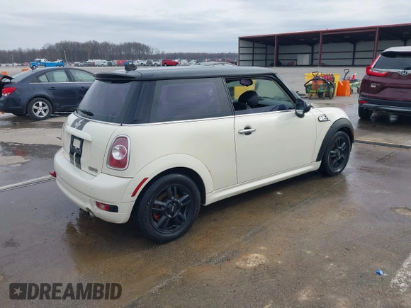 2011 MINI Hardtop z VIN WMWSU3C52BT092653, wystawiony jako IAAI lot #41788535 z przebiegiem 161 510 mil mil oraz . Historia ofert i sprzedaży dostępna na DreamBid. Obrazek 4.