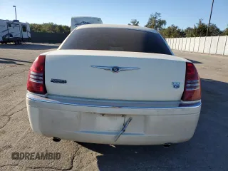 2005 Chrysler 300 C z VIN 2C3JA63H05H504299, wystawiony jako Copart lot #82318874 z przebiegiem 88 039 mil mil oraz Szkoda całkowita • Salvage title. Historia ofert i sprzedaży dostępna na DreamBid. Obrazek 6.