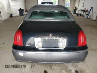 2001 Lincoln Town Car Signature z VIN 1LNHM82W41Y739121, wystawiony jako Copart lot #56738385 z przebiegiem 112 528 mil mil oraz Szkoda całkowita • Salvage title. Historia ofert i sprzedaży dostępna na DreamBid. Obrazek 6.