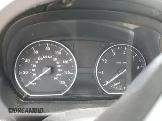 2009 BMW 1 Series 128i z VIN WBAUL73539VJ76952, wystawiony jako Copart lot #76992254 z przebiegiem Nie podano mil oraz Szkody całkowita. Historia ofert i sprzedaży dostępna na DreamBid. Obrazek 9.
