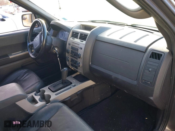 2010 Ford Escape XLT z VIN 1FMCU9DG7AKD41622, wystawiony jako IAAI lot #40902701 z przebiegiem 298 933 mil mil oraz . Historia ofert i sprzedaży dostępna na DreamBid. Obrazek 5.