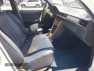 1987 Mercedes-Benz 300 z VIN WDBEB33D8HA427656, wystawiony jako IAAI lot #42281340 z przebiegiem 78 621 mil mil oraz . Historia ofert i sprzedaży dostępna na DreamBid. Obrazek 5.