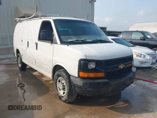 2013 Chevrolet Express Cargo z VIN 1GCWGFBA4D1140163, wystawiony jako IAAI lot #42326372 z przebiegiem Nie podano mil oraz . Historia ofert i sprzedaży dostępna na DreamBid. Obrazek 1.