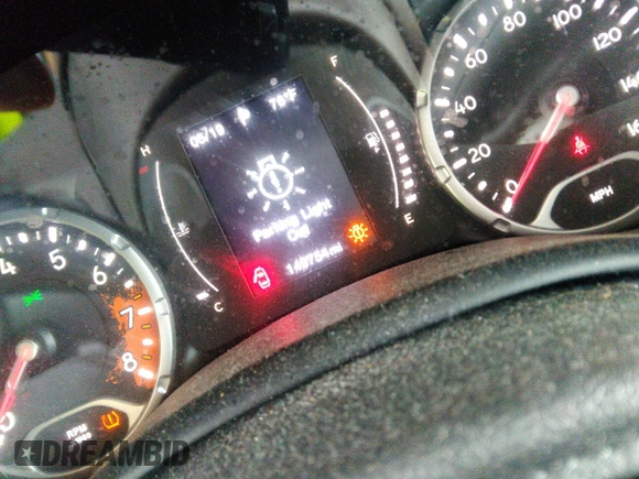 2015 Jeep Renegade Latitude z VIN ZACCJBBT0FPB69794, wystawiony jako IAAI lot #42286591 z przebiegiem 149 754 mil mil oraz . Historia ofert i sprzedaży dostępna na DreamBid. Obrazek 7.