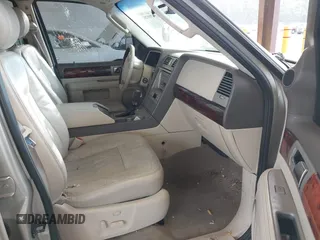 2004 Lincoln Navigator Luxury with VIN 5LMFU28R34LJ15279, listed as a IAAI auction lot 41470920 with 155,229 mi miles. Bid and sale history available at carsss.com. Image 5.