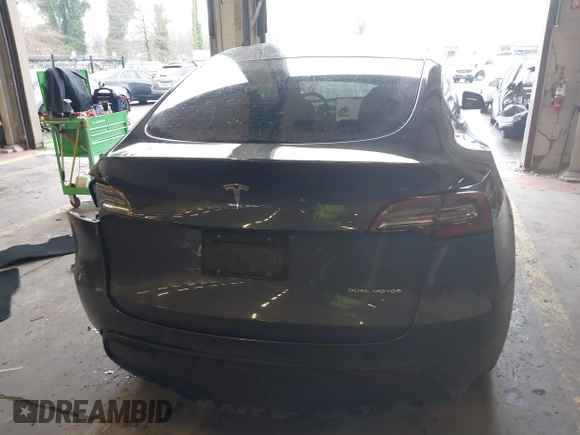 2020 Tesla Model Y Long Range z VIN 5YJYGDEE8LF008945, wystawiony jako IAAI lot #41185905 z przebiegiem 31 916 mil mil oraz . Historia ofert i sprzedaży dostępna na DreamBid. Obrazek 16.