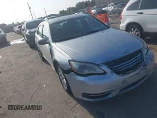 2012 Chrysler 200 Touring z VIN 1C3CCBBB8CN174912, wystawiony jako IAAI lot #42444471 z przebiegiem 190 064 mil mil oraz . Historia ofert i sprzedaży dostępna na DreamBid. Obrazek 1.