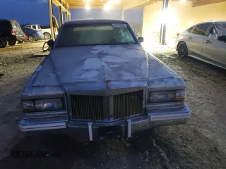1983 Cadillac Fleetwood z VIN 1G6AB6985D9118799, wystawiony jako Copart lot #45713295 z przebiegiem 5 795 mil mil oraz Czysty tytuł • Clean title. Historia ofert i sprzedaży dostępna na DreamBid. Obrazek 5.