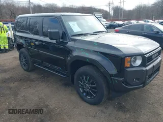2025 Toyota Land Cruiser 1958 Edition z VIN JTEABFAJ2SK020312, wystawiony jako IAAI lot #41817261 z przebiegiem 3356 mil mil oraz . Historia ofert i sprzedaży dostępna na DreamBid. Obrazek 1.