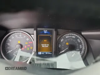 2017 Toyota Tacoma SR5 z VIN 3TMCZ5AN2HM052619, wystawiony jako Copart lot #50649525 z przebiegiem 89 194 mil mil oraz Szkoda całkowita • Salvage title. Historia ofert i sprzedaży dostępna na DreamBid. Obrazek 9.