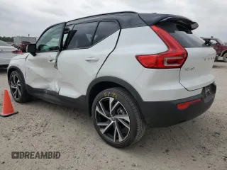2022 Volvo XC40 R-Design z VIN YV4AC2HM9N2657130, wystawiony jako Copart lot #47513503 z przebiegiem 11 558 mil mil oraz . Historia ofert i sprzedaży dostępna na DreamBid. Obrazek 2.