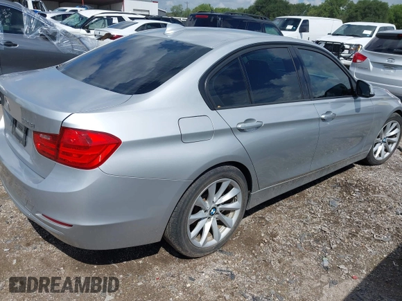 2013 BMW 3 Series 328i xDrive z VIN WBA3B3C55DF541335, wystawiony jako IAAI lot #42606280 z przebiegiem 102 339 mil mil oraz . Historia ofert i sprzedaży dostępna na DreamBid. Obrazek 4.